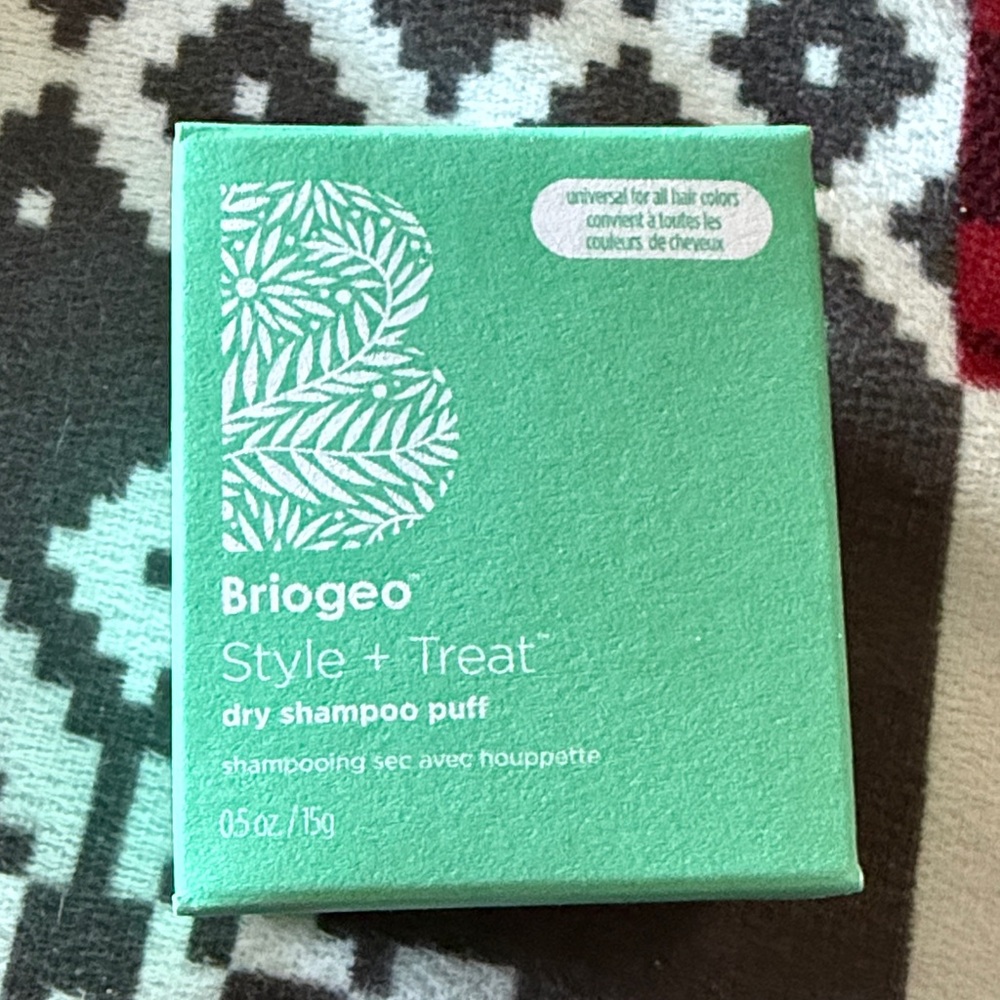 Brigeo style and treat dry shampoo puff new in  box. Universal